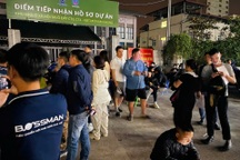 Ngủ ở bãi cỏ, vạ vật trắng đêm chờ nộp hồ sơ mua nhà ở xã hội tại Hà Nội