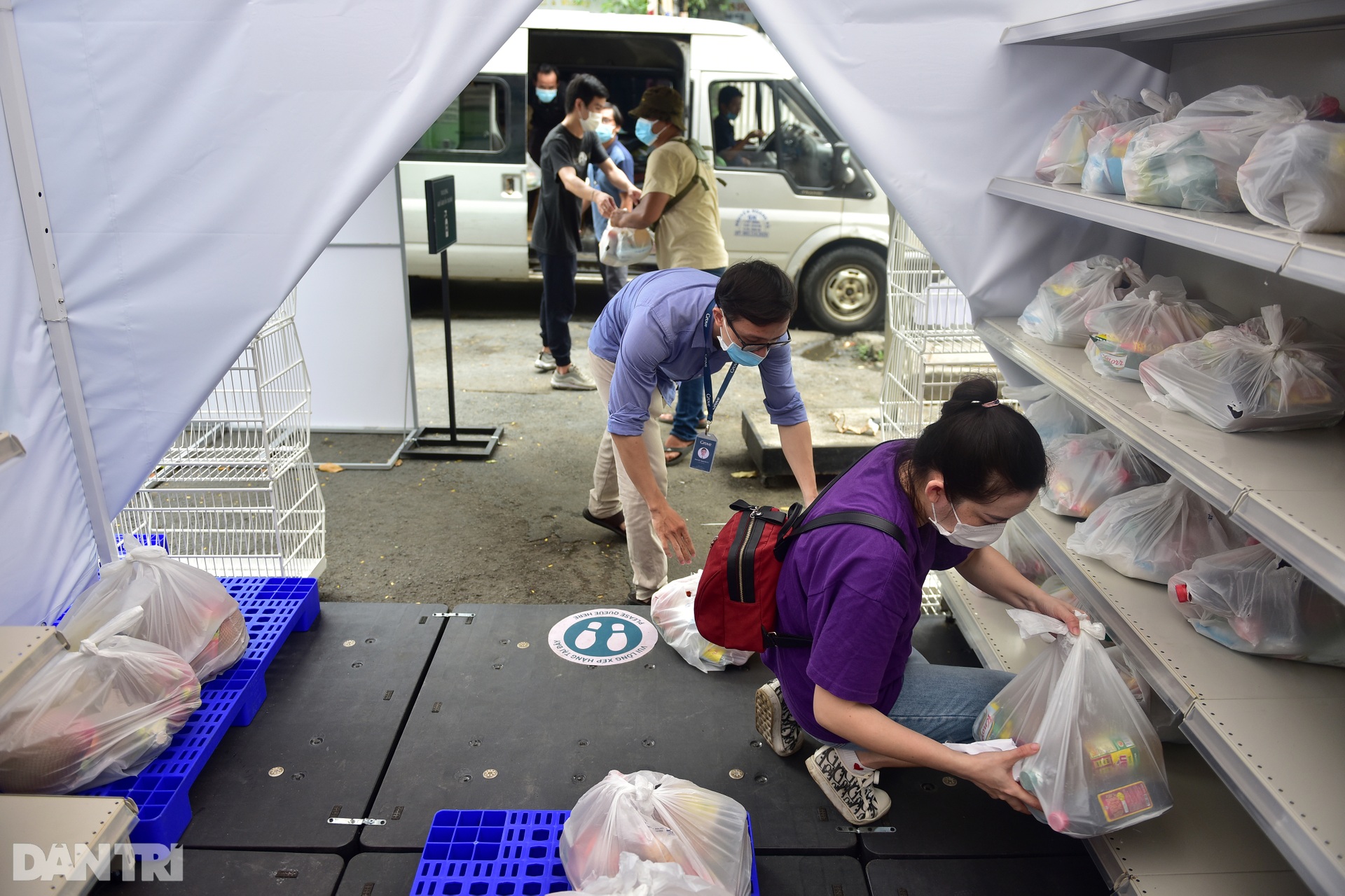 Siêu thị dã chiến không có người bán, khách mua tự giác trả tiền ở TPHCM - 2