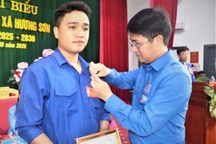 Trao Huy hiệu Tuổi trẻ dũng cảm tặng thanh niên cứu bé trai bị lũ cuốn