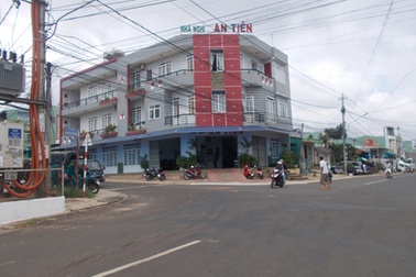 Đưa con đi thi, 1 phụ huynh ngã từ tầng 2 nhà nghỉ