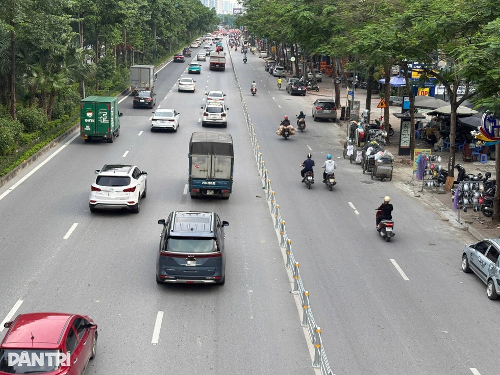 Phân làn đường Võ Chí Công: Ma-nơ-canh đứng cảnh báo, xe máy không tạt đầu