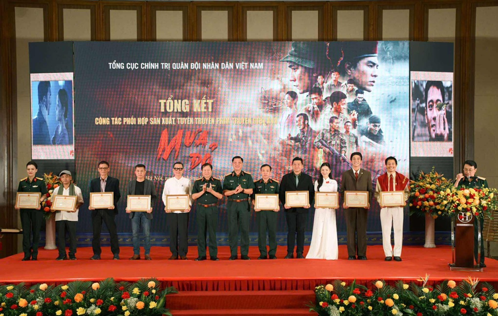 Dàn diễn viên phim Mưa đỏ nhận bằng khen của Bộ trưởng Bộ Quốc phòng - 1 Dàn diễn viên phim Mưa đỏ nhận bằng khen của Bộ trưởng Bộ Quốc phòng - 1