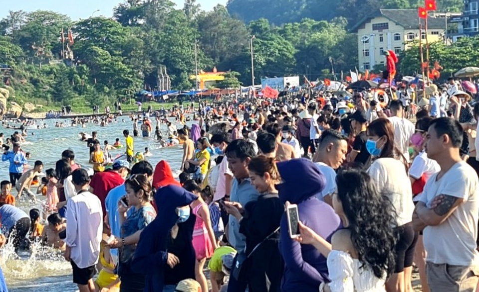 Sầm Sơn đảo chiều: Du khách ùn ùn đổ về, bãi biển ken đặc người - 8 Sầm Sơn đảo chiều: Du khách ùn ùn đổ về, bãi biển ken đặc người - 8