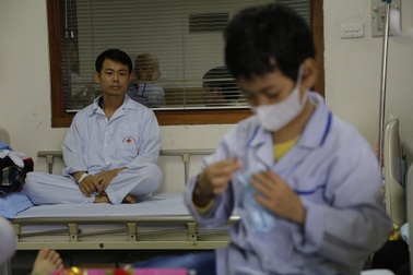 Nghẹn ngào cảnh 2 bố con ung thư máu chăm nhau