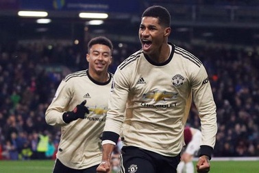 Burnley 0-2 Man Utd: “Song sát” Martial, Rashford lập công