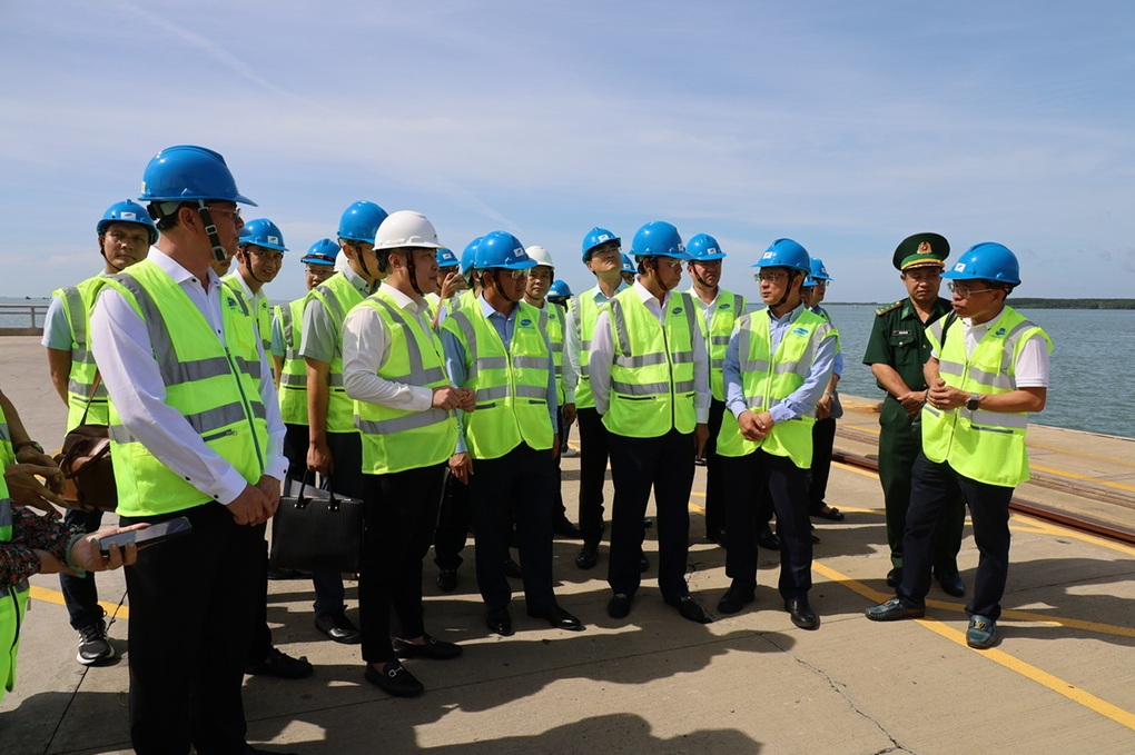 Chủ tịch TPHCM thăm và làm việc tại Tổ hợp Hóa dầu Long Sơn - 2 Chủ tịch TPHCM thăm và làm việc tại Tổ hợp Hóa dầu Long Sơn - 2