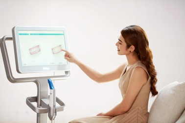 Niềng răng Invisalign bằng công nghệ iTero 5D - Đắt xắt ra miếng