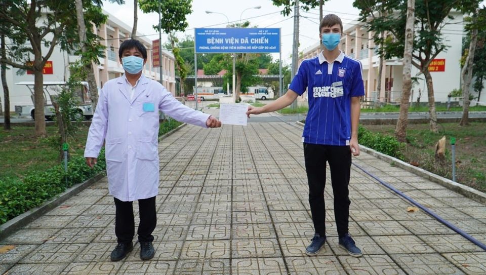 Phi công người Anh nhận biết được xung quanh, thêm 2 ca Covid-19 khỏi bệnh - 2 Phi công người Anh nhận biết được xung quanh, thêm 2 ca Covid-19 khỏi bệnh - 2