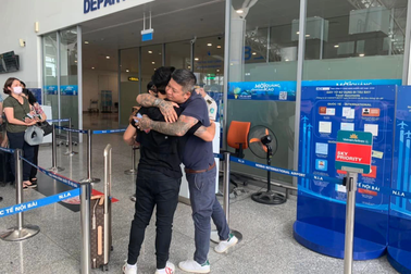 Quang Hải bịn rịn chia tay gia đình, lên đường sang Pháp thi đấu