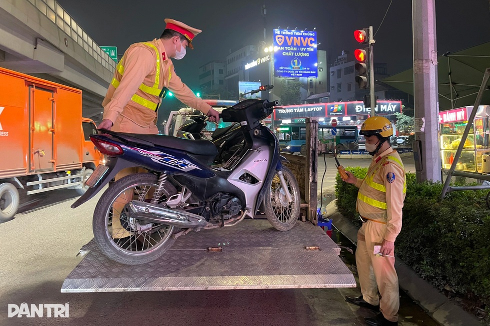 Gần 100 cảnh sát tuần tra truy bắt quái xế trong đêm - 3 Gần 100 cảnh sát tuần tra truy bắt quái xế trong đêm - 3