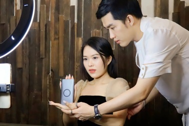 Doanh thu giảm một nửa, người làm nghề livestream sợ cảnh "hết thời"