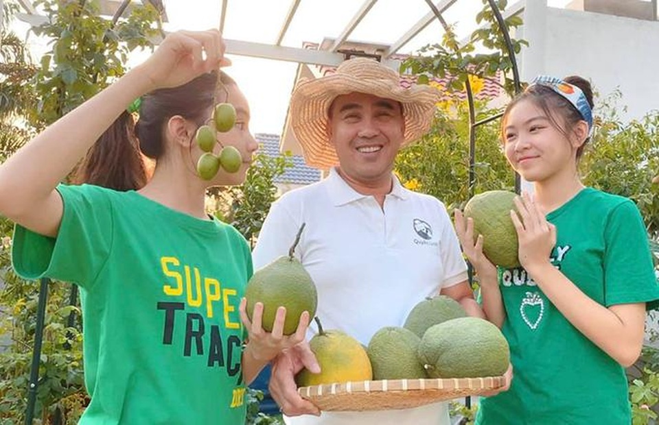 Chiêm ngưỡng nhà vườn bạc tỷ rau trái xum xuê, hoa nở bốn mùa của sao Việt - 6 Chiêm ngưỡng nhà vườn bạc tỷ rau trái xum xuê, hoa nở bốn mùa của sao Việt - 6