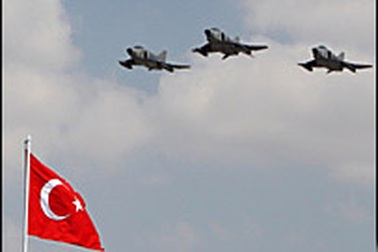 Thổ Nhĩ Kỳ đưa quân vào miền bắc Iraq, giá dầu leo thang