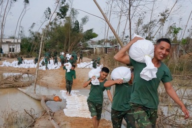 Bộ đội khẩn trương nối 2 đoạn đê vỡ, ứng phó bão Koto