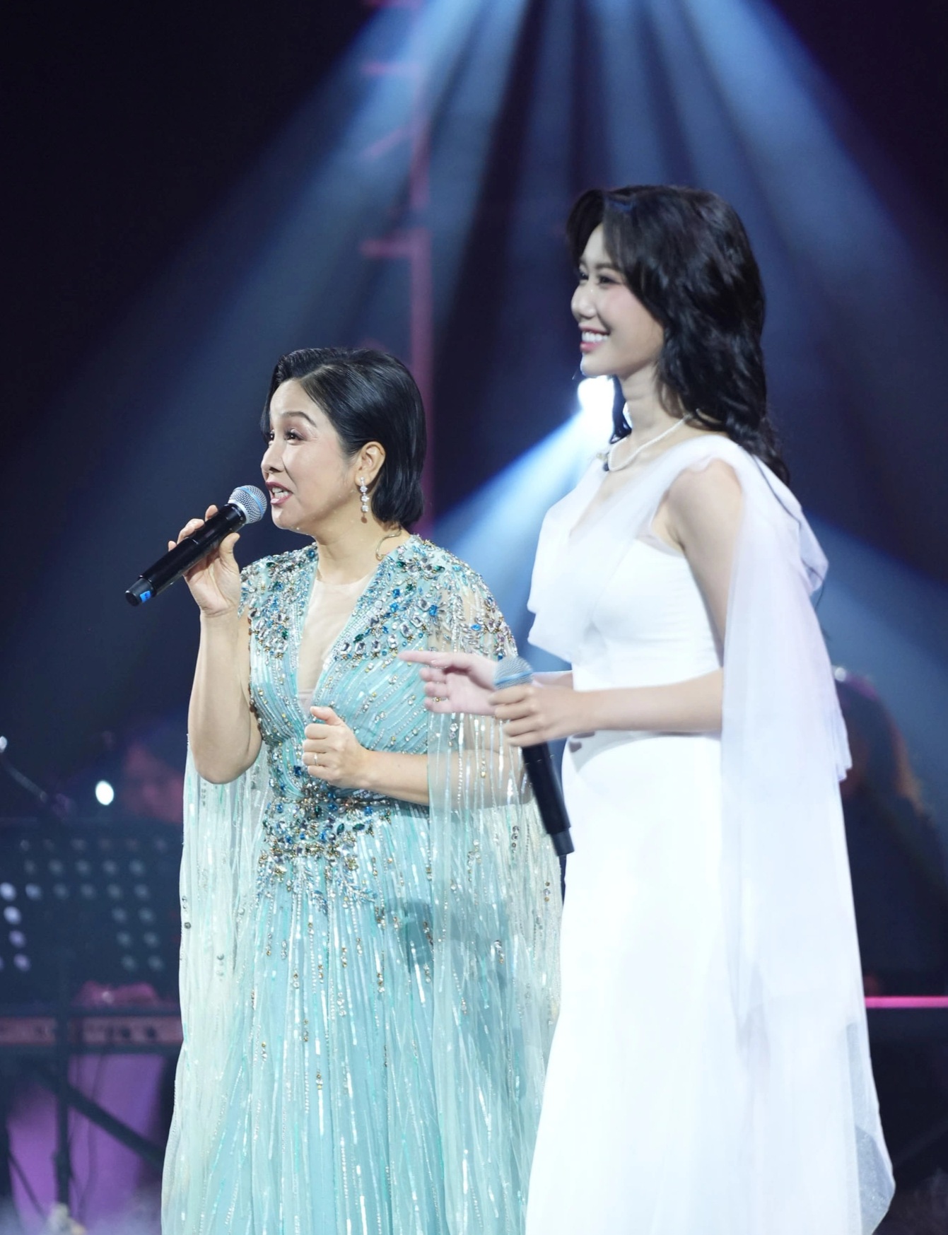 Diva My Linh i harmoni med Miss Grand Vietnam-skönheten Ha Phuong - 1 Diva Mỹ Linh hòa giọng cùng người đẹp Miss Grand Vietnam Hà Phương - 1