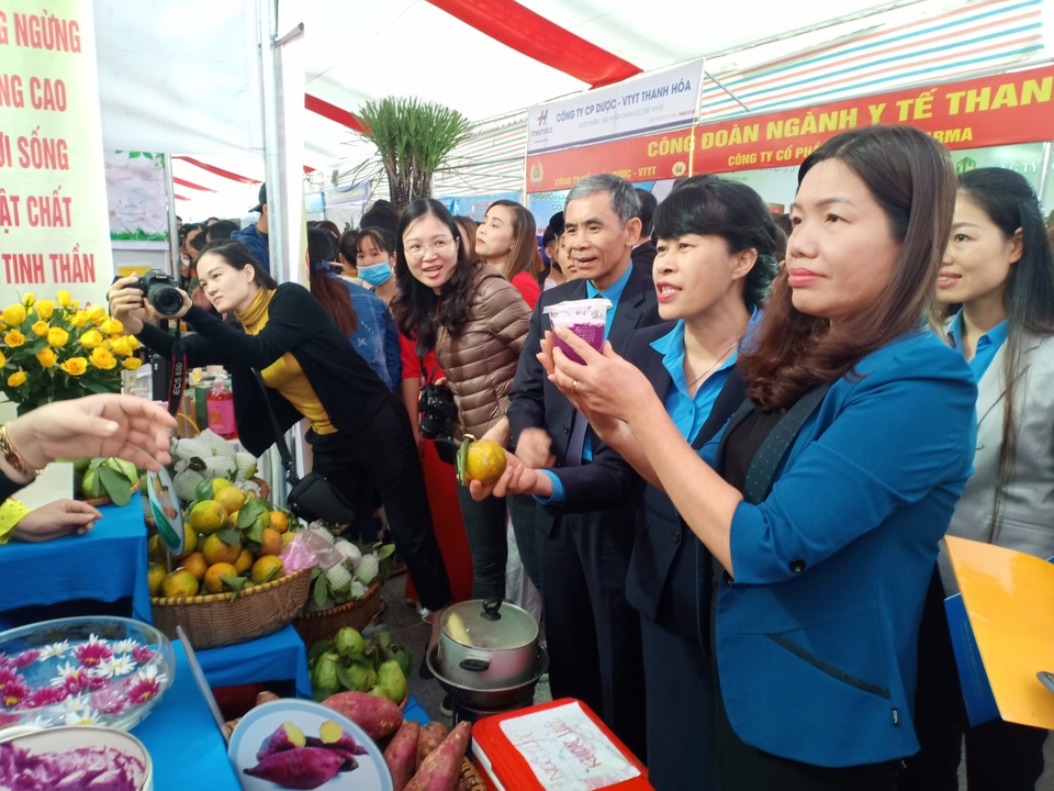 Khoảng 7.000 công nhân dự Ngày hội công nhân - Phiên chợ nghĩa tình - 4 Khoảng 7.000 công nhân dự Ngày hội công nhân - Phiên chợ nghĩa tình - 4