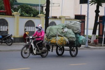 Xe ba gác ngược xuôi, tất tả gom nhặt những chuyến hàng Tết