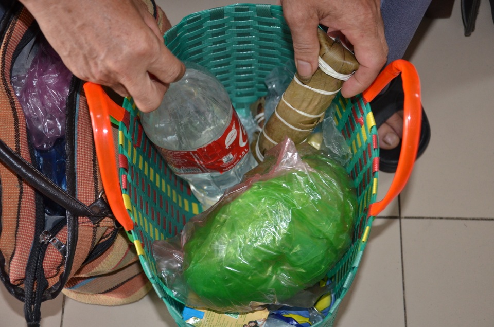 Mặc kệ cái chết, người mẹ nghèo chỉ lo con gái ngớ ngẩn đang mắc ung thư - 3 Mặc kệ cái chết, người mẹ nghèo chỉ lo con gái ngớ ngẩn đang mắc ung thư - 3