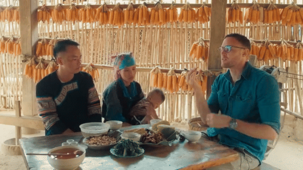 Khách Tây vào rừng sâu của Việt Nam, sợ hết hồn thử món sâu bò nhung nhúc - 3 Khách Tây vào rừng sâu của Việt Nam, sợ hết hồn thử món sâu bò nhung nhúc - 3