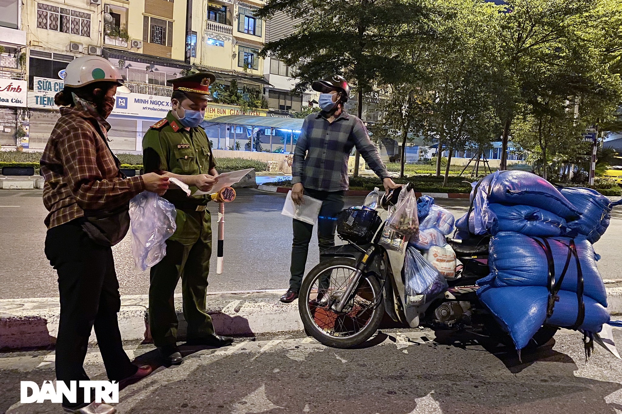 Hà Nội: Xuyên đêm kiểm soát, xử phạt người dân ra đường không lý do - 1 Hà Nội: Xuyên đêm kiểm soát, xử phạt người dân ra đường không lý do - 1