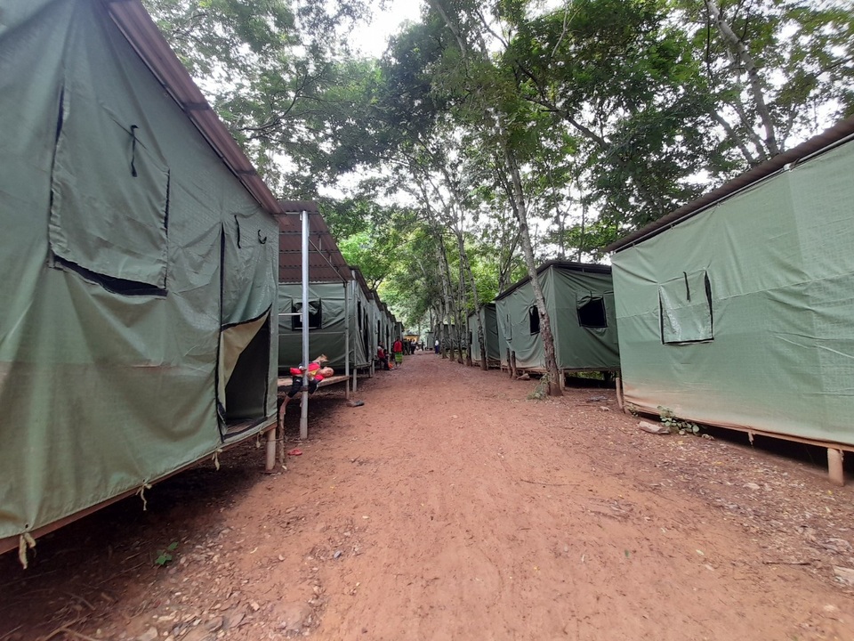 Sơ tán hàng trăm hộ dân đến khu lán trại tập trung - 2 Sơ tán hàng trăm hộ dân đến khu lán trại tập trung - 2