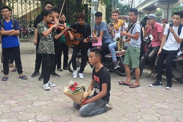 Chàng trai ôm hoa quỳ suốt 3 giờ trước cổng Nhạc Viện chờ bạn gái