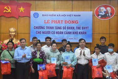 Gần 60.000 sổ BHXH và thẻ BHYT đến tay người khó khăn