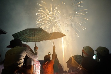 "Say sưa" với màn pháo hoa trong mưa