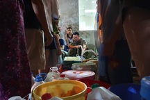 Dân Hà Nội xếp hàng nhiều giờ trong đêm, chờ đong từng chai nước về dùng