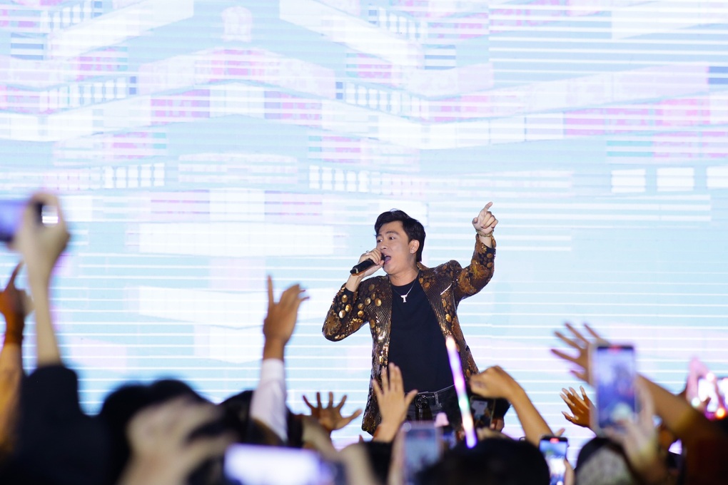 Giới trẻ miền Tây đổ về Vị Thanh tham gia đại nhạc hội Venice By Nights - 2 Giới trẻ miền Tây đổ về Vị Thanh tham gia đại nhạc hội Venice By Nights - 2