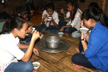 Cảm động các thầy cô giáo nhiều năm tình nguyện nấu cháo sáng cho học sinh