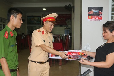 Đến tận quán nhậu tuyên truyền “đã uống rượu bia không lái xe”