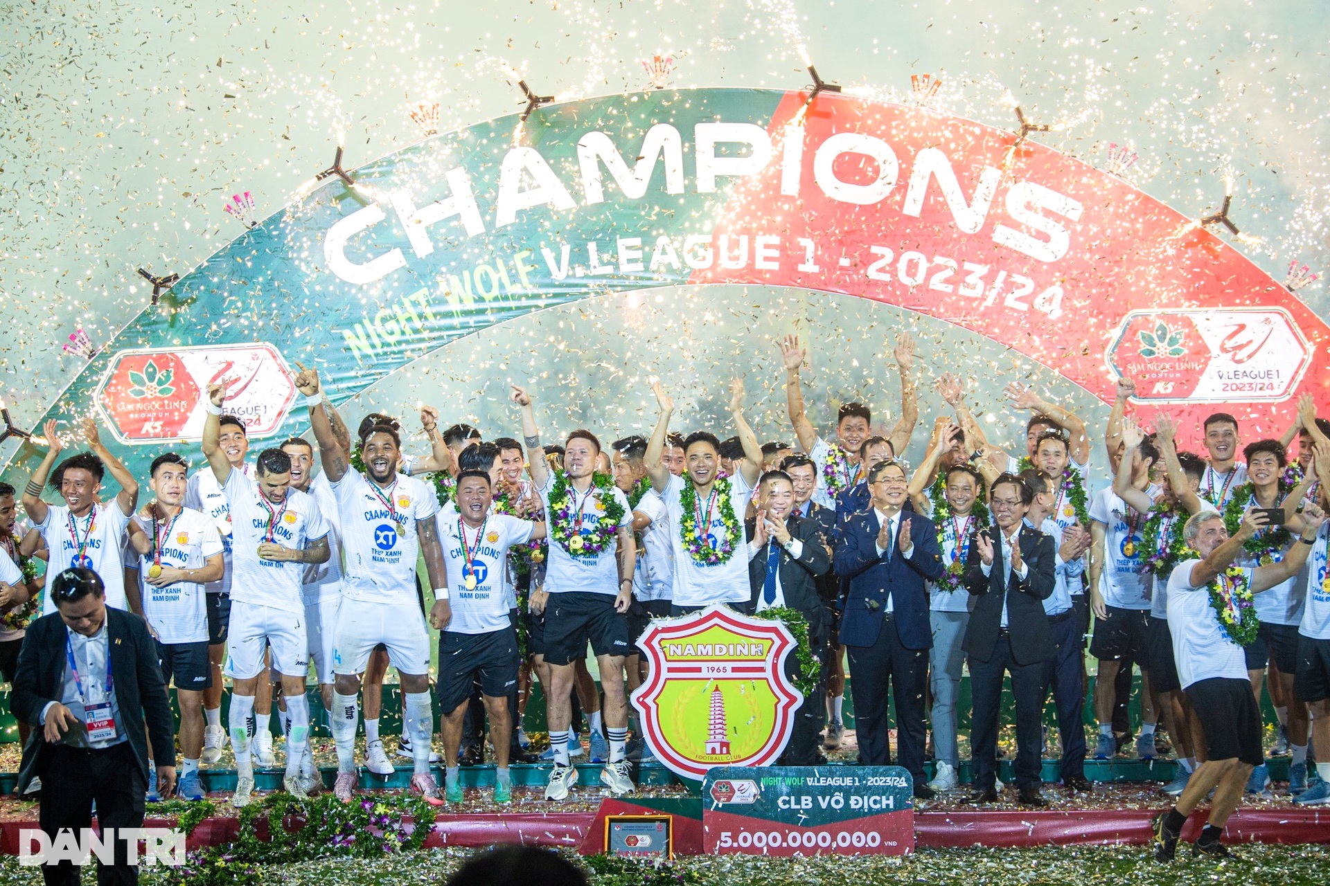 Cổ động viên và cầu thủ Nam Định vỡ òa cảm xúc ngày vô địch V-League - 8 Cổ động viên và cầu thủ Nam Định vỡ òa cảm xúc ngày vô địch V-League - 8