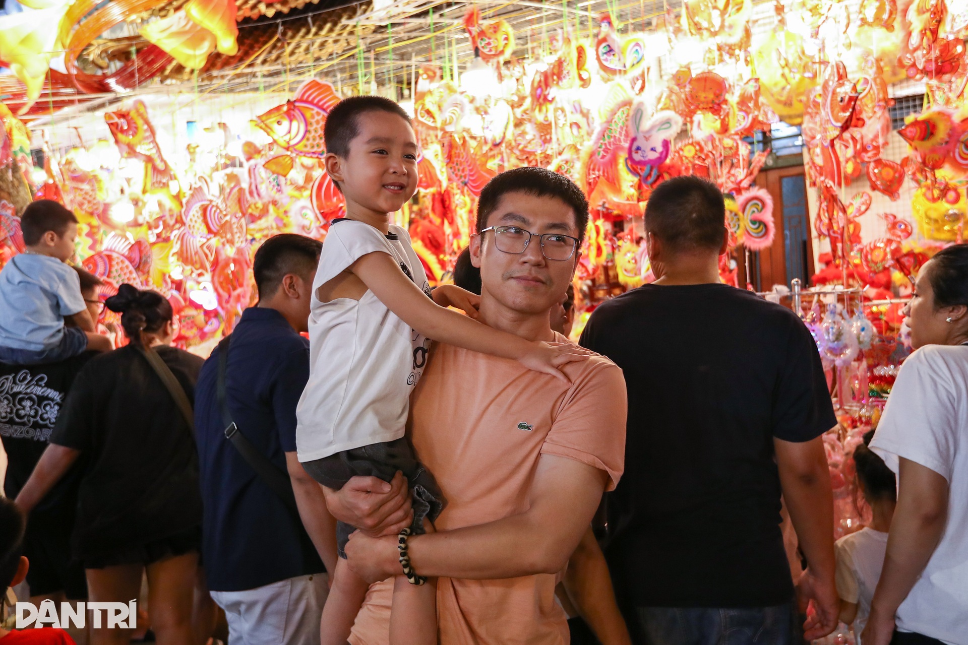 Người dân Thủ đô nô nức đón Trung thu sớm trên phố Hàng Mã - 6 Người dân Thủ đô nô nức đón Trung thu sớm trên phố Hàng Mã - 6