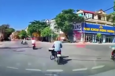 Cụ ông đi xe đạp chuyển hướng ẩu, quẹt ngã người đi xe máy