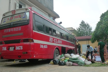 Xe chở hàng lậu lao thẳng vào cảnh sát giao thông