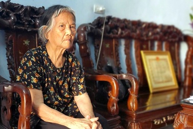 “Hai lần tiễn con đi, hai lần khóc thầm lặng lẽ...”