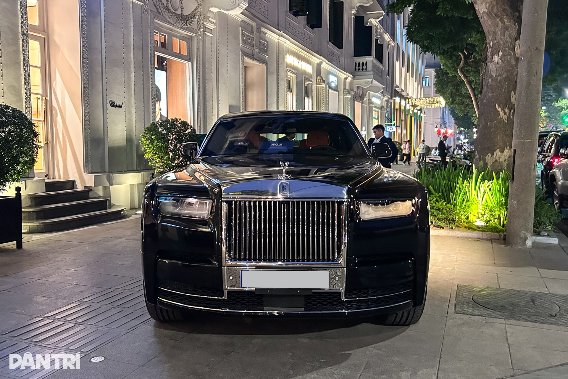 Đại gia TPHCM chi 60 tỷ mua Rolls-Royce Phantom VIII, chọn biển số 40 triệu - 2 Đại gia TPHCM chi 60 tỷ mua Rolls-Royce Phantom VIII, chọn biển số 40 triệu - 2