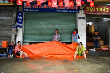 Muôn kiểu ứng phó mưa lớn, vượt ngập sâu của người Hà Nội
