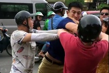 Du khách nước ngoài bị 4-5 thanh niên đánh trên đường lên Sa Pa