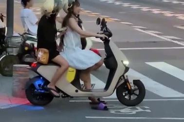 Bật cười trước tình huống cô gái để quên đôi dép sau khi dừng đèn đỏ