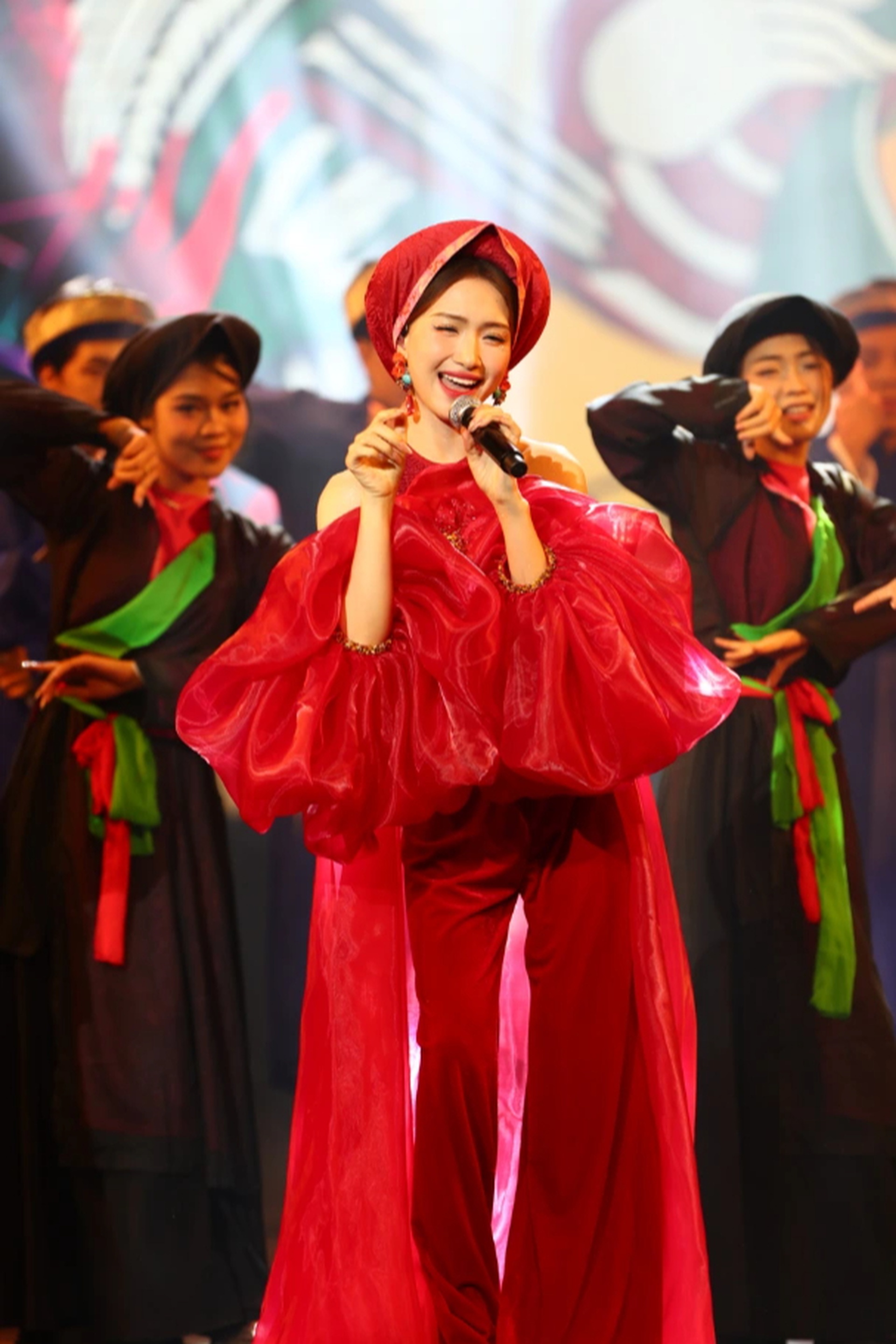 Xuân Son chống nạng lên nhận cúp, Hòa Minzy đưa bà con diễn Bắc Bling - 6 Xuân Son chống nạng lên nhận cúp, Hòa Minzy đưa bà con diễn Bắc Bling - 6
