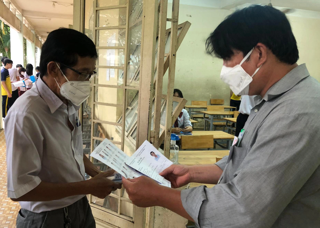 Ông bố 58 tuổi ở TPHCM 3 lần thi tốt nghiệp THPT cùng con - 1 Ông bố 58 tuổi ở TPHCM 3 lần thi tốt nghiệp THPT cùng con - 1