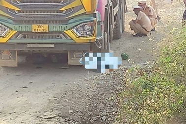 Hai học sinh tử nạn dưới bánh xe tải