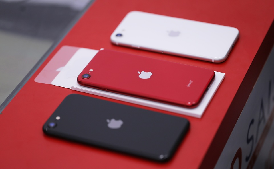 Trên tay iPhone SE 2020 đầu tiên tại Việt Nam - 2 Trên tay iPhone SE 2020 đầu tiên tại Việt Nam - 2