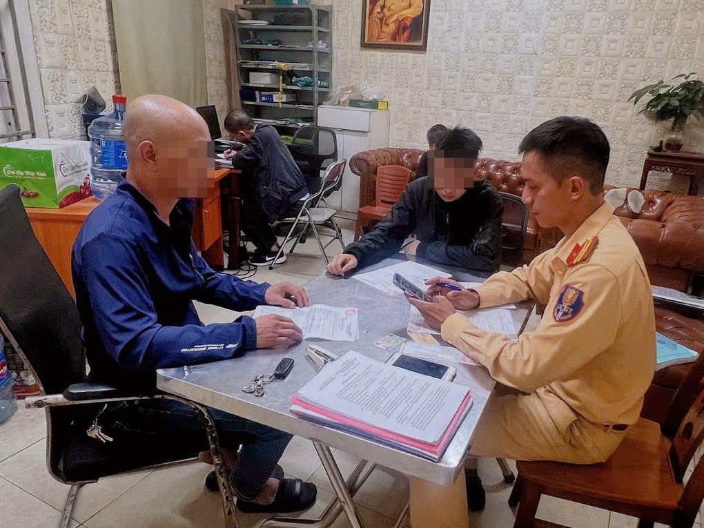 Con bốc đầu xe máy trên đường phố Hà Nội, bố bị phạt 9 triệu đồng - 2 Con bốc đầu xe máy trên đường phố Hà Nội, bố bị phạt 9 triệu đồng - 2