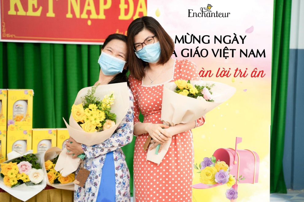 Enchanteur và hành trình trao gửi hộp quà nhân ngày Nhà giáo Việt Nam đến những người ươm mầm tri thức - 4 Enchanteur và hành trình trao gửi hộp quà nhân ngày Nhà giáo Việt Nam đến những người ươm mầm tri thức - 4