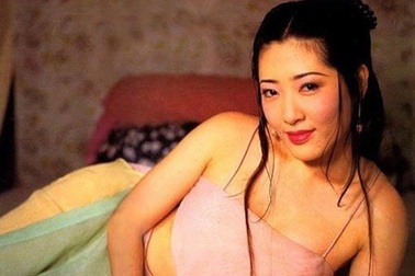 Đời lận đận của "siêu vòng một trứ danh" đau đớn cắt bỏ tuyến vú