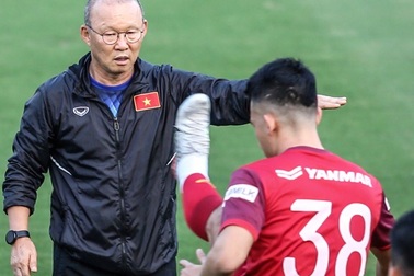 Báo Thái Lan tố đội tuyển Việt Nam hung hăng, chơi đòn tâm lý chiến