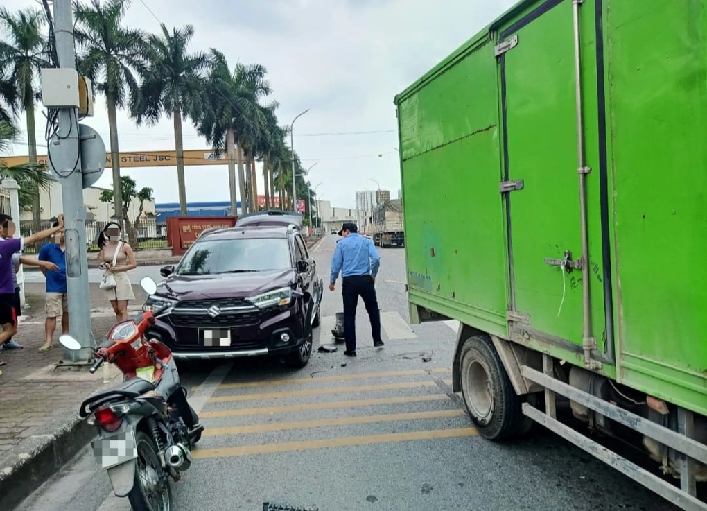 Hai ô tô lao vào nhau trong tình huống gây tranh cãi về việc nhường đường - 1 Hai ô tô lao vào nhau trong tình huống gây tranh cãi về việc nhường đường - 1